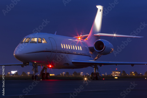 Fotografía Large modern private business jet ready to take off at night