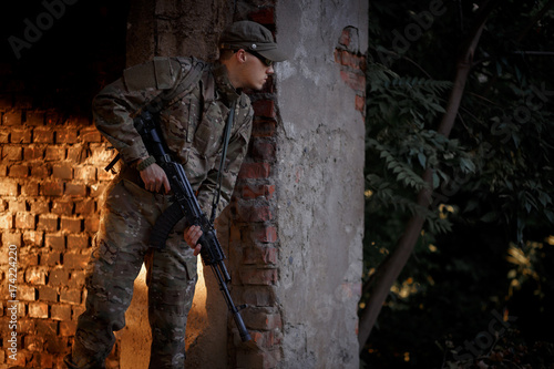 Zdjęcie XXL żołnierz w mundurze i automat w rękach