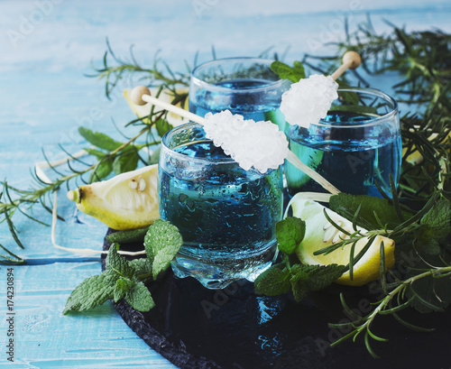 blue-curacao-niebieski-drink-z-cytryna-i-lodem-oraz-syropem-barmanskim