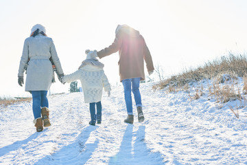 Wall Mural - Familie macht einen Winter Spaziergang