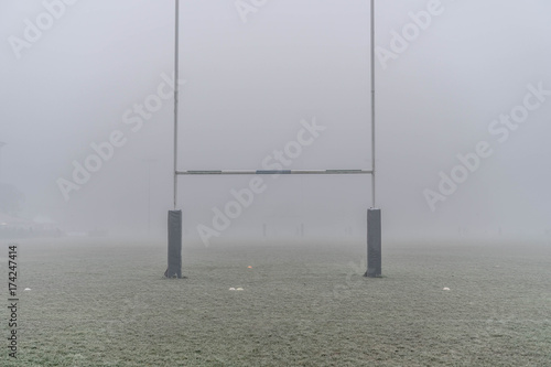 Plakat Słupy rugby we mgle