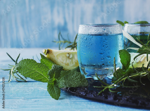 blue-curacao-barmanski-likier-w-niebieskim-kolorze