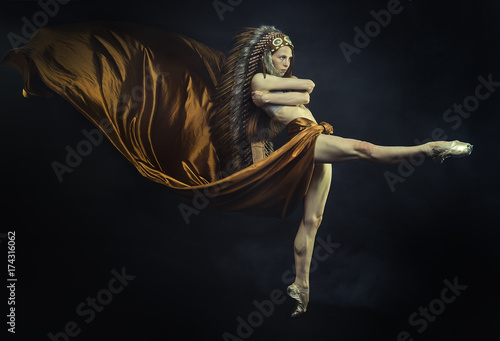 Plakat Fashion, beautiful american indian woman with big plume of brown feathers. dancing like the spirit of freedom