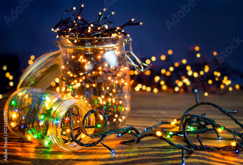 Zdjęcie XXL Bożonarodzeniowe światła w słoju, pojęcie Bożenarodzeniowy czas, selekcyjna ostrość.