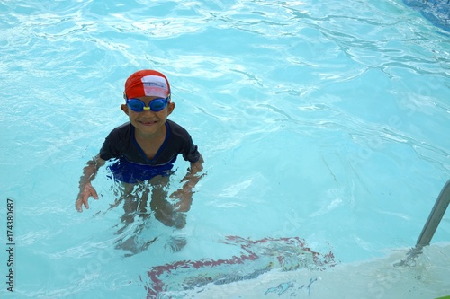 プール 水泳 泳ぐ 練習 水中眼鏡 少年 小学生 ゴーグル Stock Photo Adobe Stock