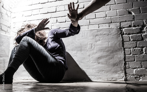 Cuadros en Lienzo a woman is sitting in a cellar and is attacked