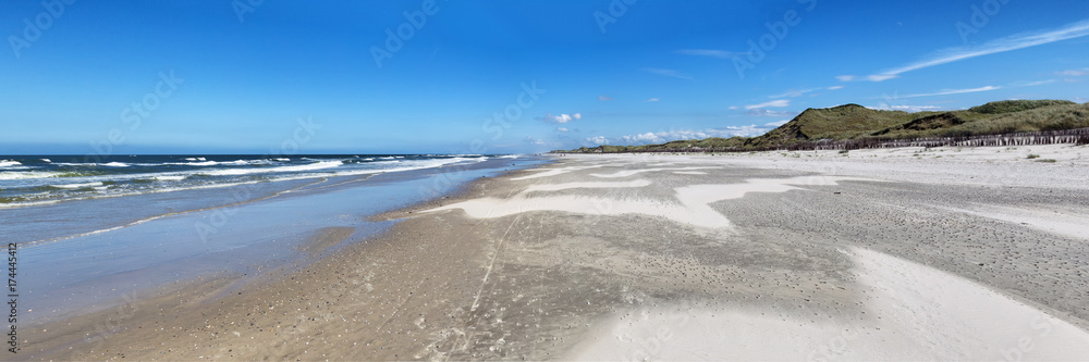 Strand am Westende der ostfriesischen Nordseeinsel Juist in Deutschland ...