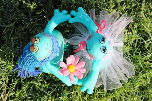 Plakat Para chłopiec i dziewczynka miękkie lalki zabawek sztuka zakochana żaba-panna młoda w sukni ślubnej i żaba z kwiatem. Koncepcja ślubu miłości czułości i uczucia