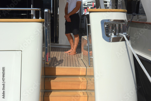 A piedi nudi sulla barca