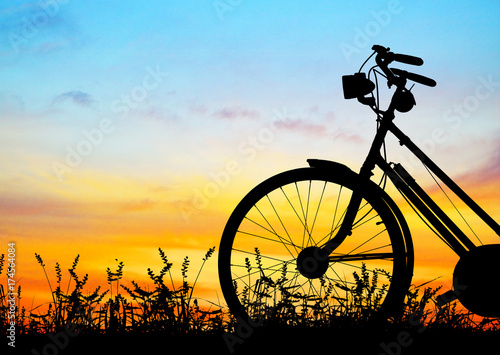 silhouette-vintage-bike-on-sun