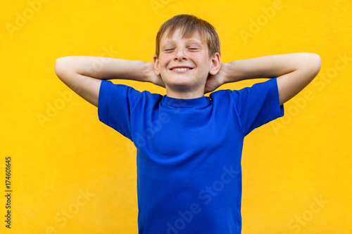 Zdjęcie XXL Koncepcja relaksacji. Szczęście młody chłopak, trzymając rękę w pobliżu głowy, zamknięte oczy i zrelaksować się.