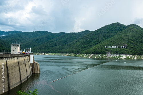 Plakat Bhumibol Dam, The Big Concrete Dam w prowincji Tak, 28 września 2017, Tak Province. Tajlandia.