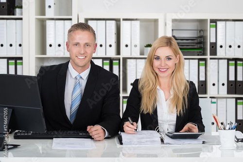 Zdjęcie XXL Dwóch księgowych pracujących w biurze