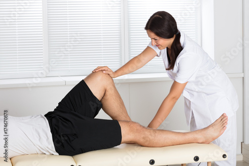 Zdjęcie XXL Fizjoterapeuta Dając ćwiczenia nóg w klinice