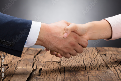 Zdjęcie XXL Dwóch biznesmenów drżenie rąk