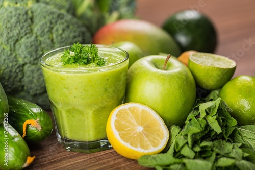 zielony-koktajl-ze-swiezych-owocow-i-warzyw-zielone-smoothie