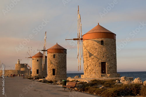 Zdjęcie XXL Dwa tradycyjny wiatraczek w Rhodes, Grecja