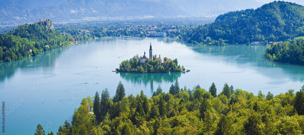 Obraz na płótnie Bled lake, the most famous lake in Slovenia with the island of the church (Europe - Slovenia) - panoramic view w salonie