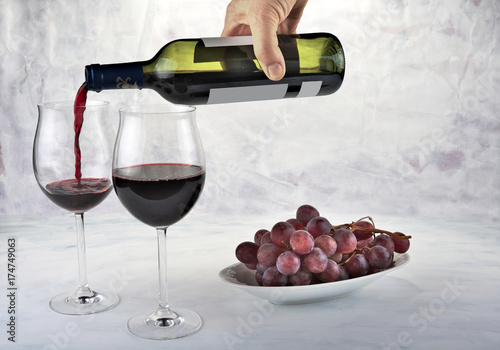 Zdjęcie XXL Dwie szklanki czerwonego wina z butelki i winogron