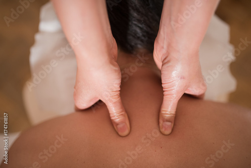 Plakat Kobieta daje masaż szyi