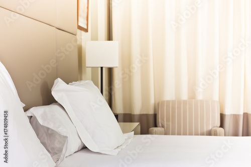 Plakat Przygotowane świeże łóżko, scena w pokoju hotelowym