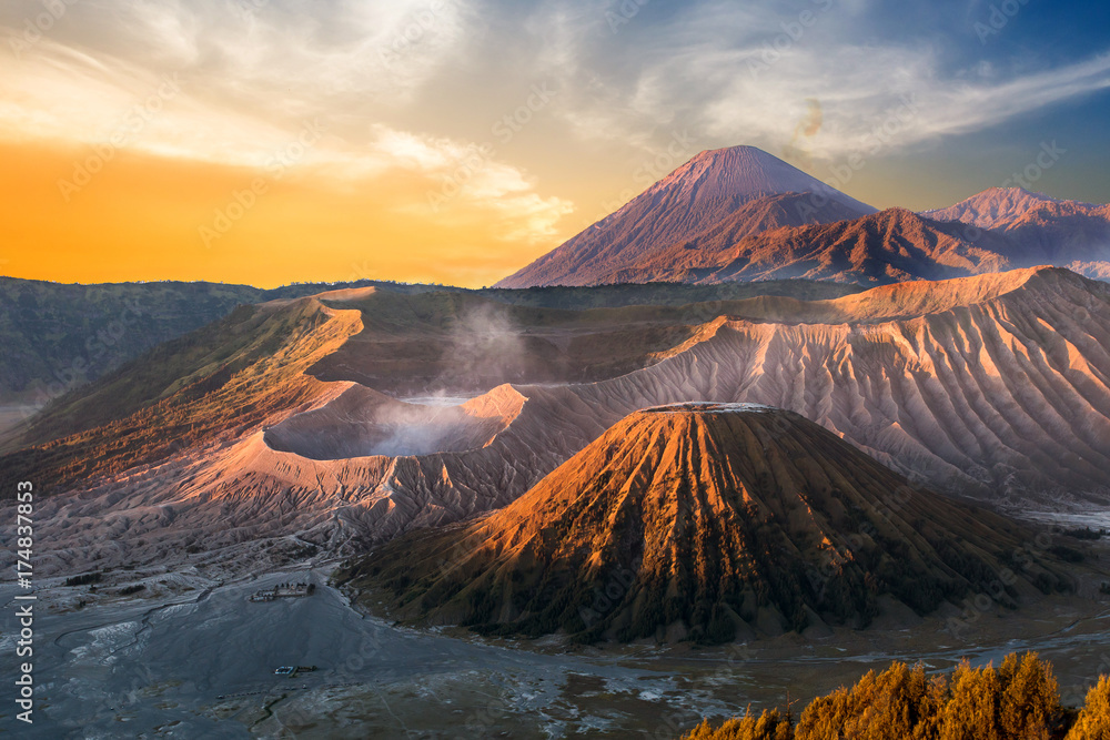 Mount Bromo volcano (Gunung Bromo) during sunrise from viewpoint on Mount Penanjakan, in East Java, Indonesia. - obrazy, fototapety, plakaty 