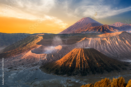 Fotografía Mount Bromo volcano (Gunung Bromo) during sunrise from viewpoint on Mount Penanjakan, in East Java, Indonesia