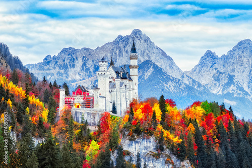 Zdjęcie XXL Niemcy. Zamek Neuschwanstein w Bawarii. Piękne krajobrazy jesienne. Zamek Neuschwanstein jest znanym i bardzo popularnym celem podróży w Europie.