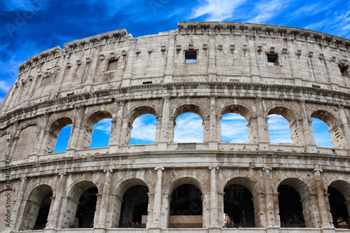 Zdjęcie XXL Colosseum sławny architektoniczny pomnikowy zakończenie w dniu na chmury tle. Rzym, Włochy.