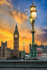 Fototapete - Der Big Ben in London nach Sonnenuntergang mit Straßen Beleuchtung