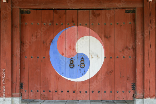 Plakat Koreańska tradycyjna drewniana brama z yin Yang symbolem