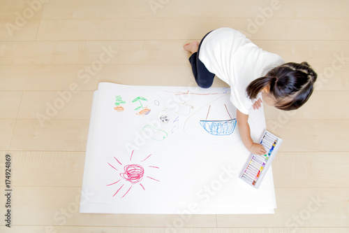 絵を描く幼い女の子の俯瞰 Stock 写真 Adobe Stock 絵を描く幼い女の子の俯瞰 Stock 写真 Adobe Stock