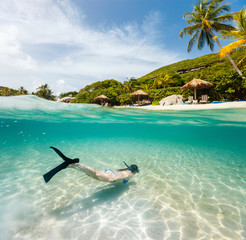 Poster - Woman swimming underwater