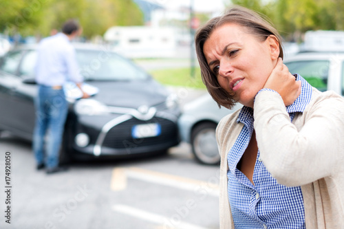 Fotomural Woman feeling pain after car accident in the city