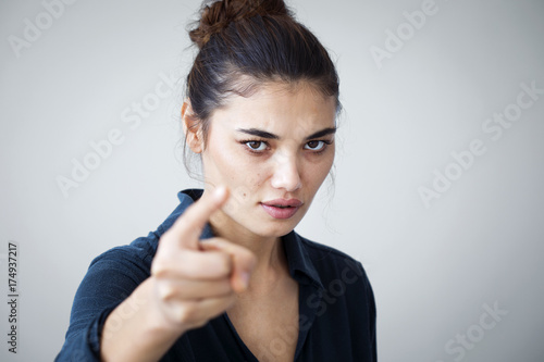 Fotografía Angry woman pointing isolated on gray background