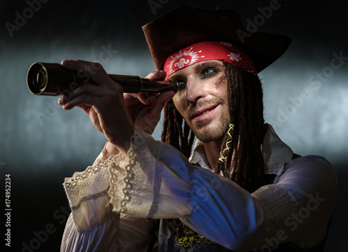 Plakat Portret młodego mężczyzny w stroju pirata.
