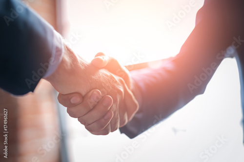 Cuadros en Lienzo Business people shaking hands. Finishing up meeting.