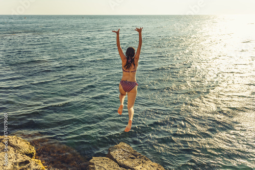 Zdjęcie XXL Piękny młodej kobiety doskakiwanie na plaży w Czarnym morzu w Crimea.