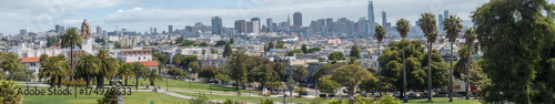 Plakat Panoramiczny widok San Fransisco park z W centrum linią horyzontu w tle