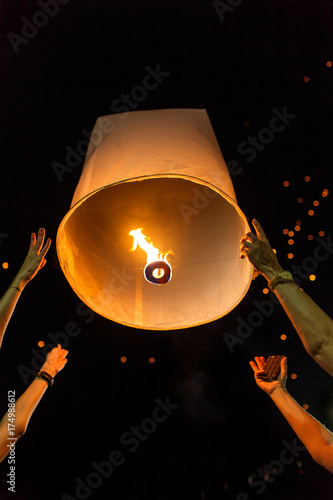 Fotografie, Obraz Thai people release Khom Loi, the sky lanterns during Yi Peng or Loi Krathong festival in Chiang Mai, Thailand