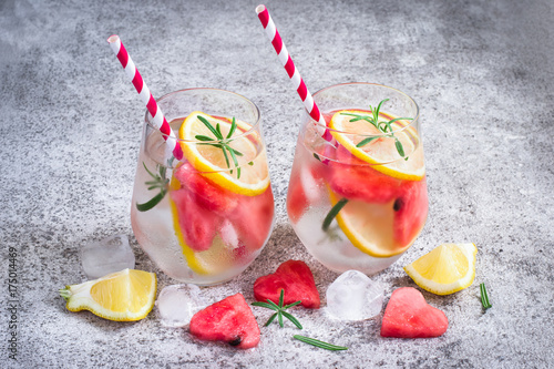 lemoniady-z-kawalkami-arbuza-w-ksztalcie-serca