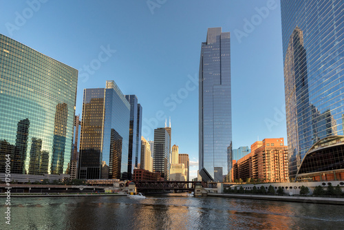 rzeka-chicago-oraz-most-posrod-wiezowcow-w-sloneczny-dzien