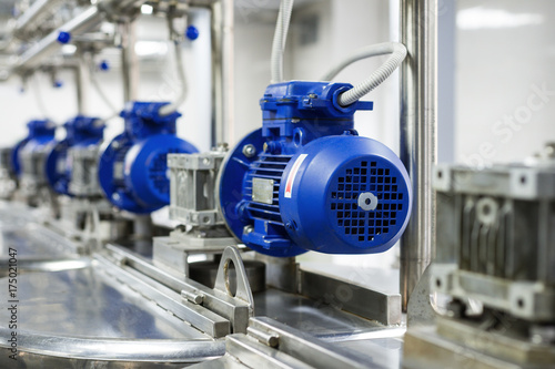 Fotografia  A number of electric motors with reducers