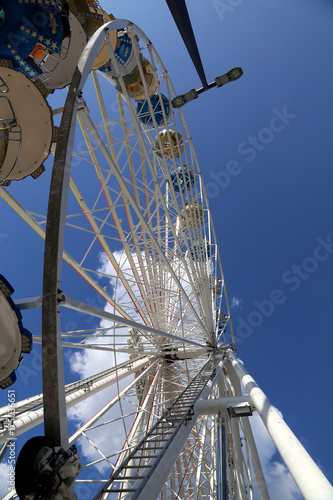 Plakat Riesenrad auf Jahrmarkt vor blauem Himmel, Detailaufnahme
