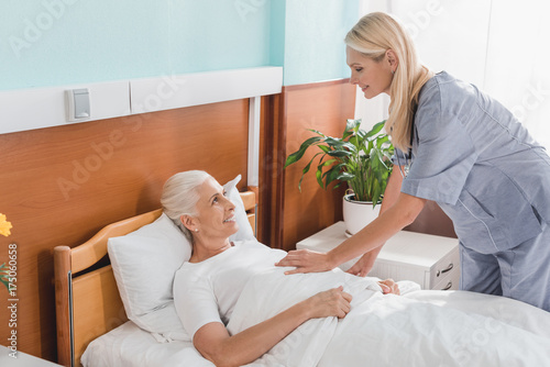 Plakat pielęgniarka i starsza kobieta