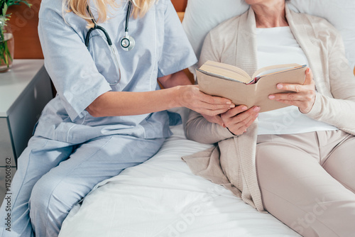 Plakat pielęgniarka i starszy pacjent z książką