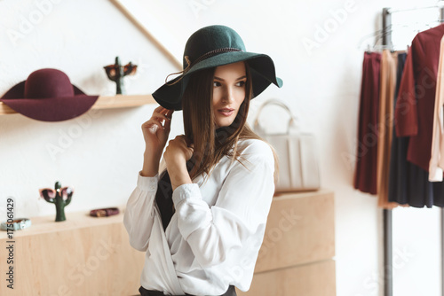Plakat kobieta wybiera kapelusz
