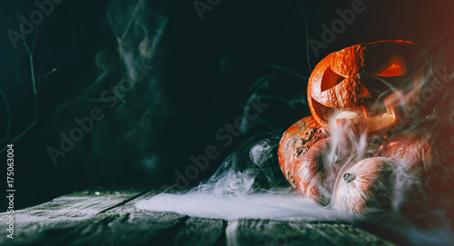 Plakat Bania świętować Halloween na drewnianym tle