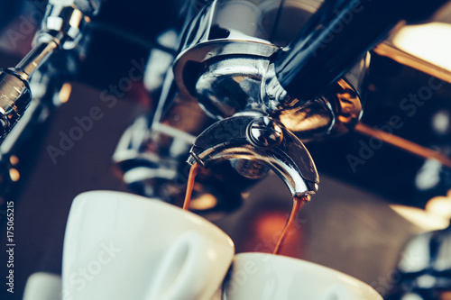 Fotografía Barista preparing espresso at coffee shop