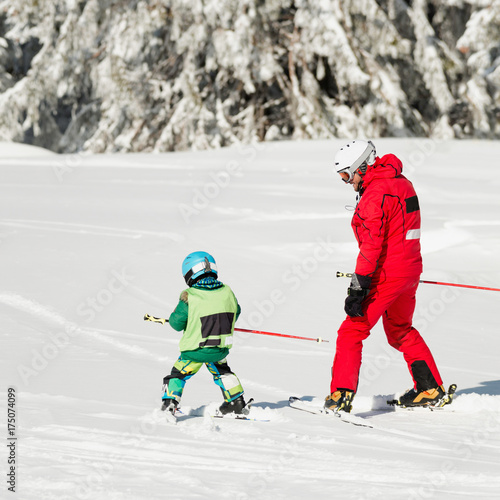 Plakat Mały chłopiec na nartach